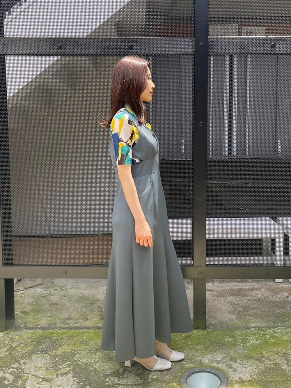 ブルー系のTシャツ/カットソー、グレー系のジャンパースカートを着用したレディースの春コーディネートの2枚目の写真