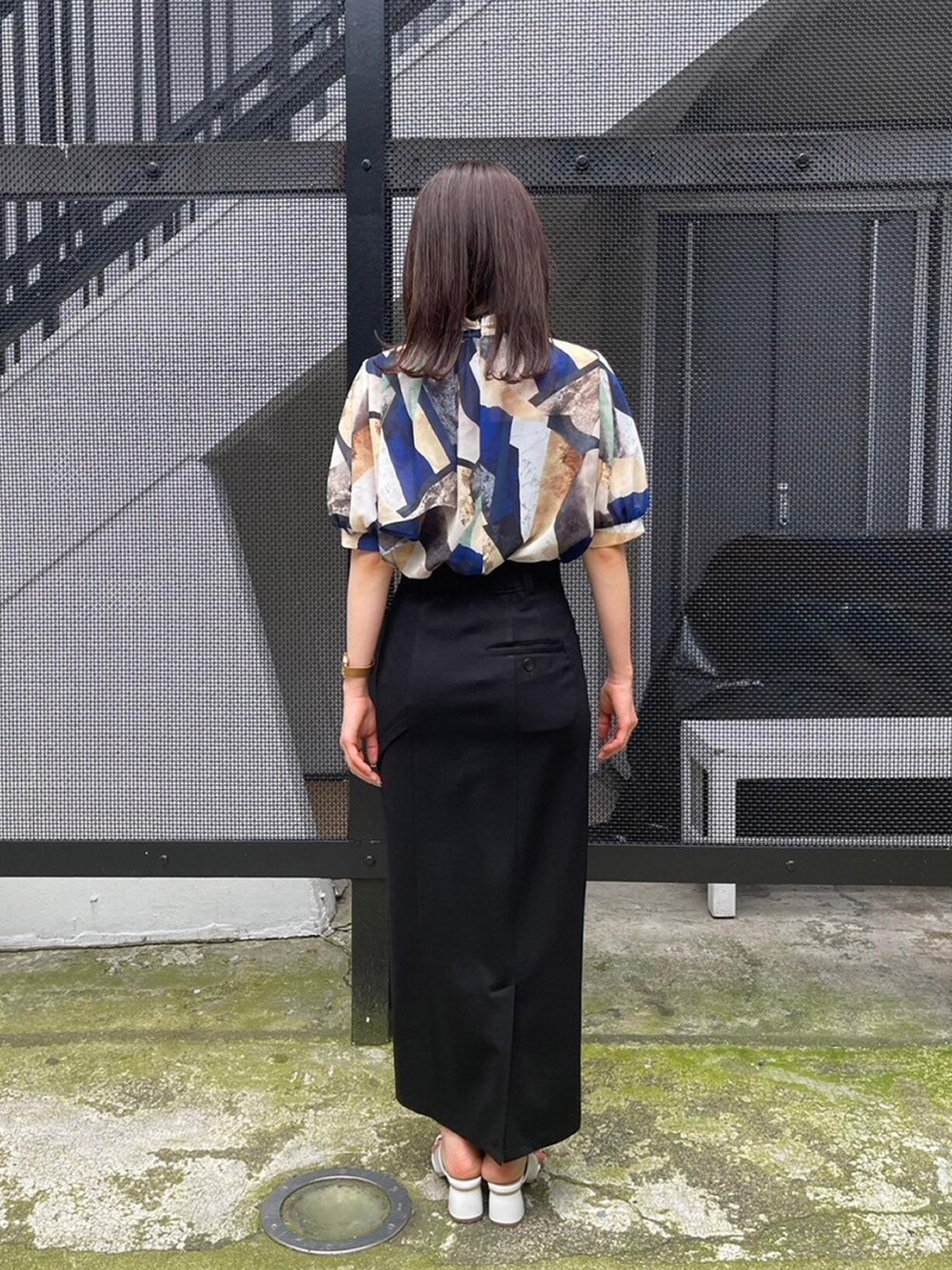 ブルー系のシャツ/ブラウス、ブラック系のスカートを着用したレディースの春コーディネートの3枚目の写真