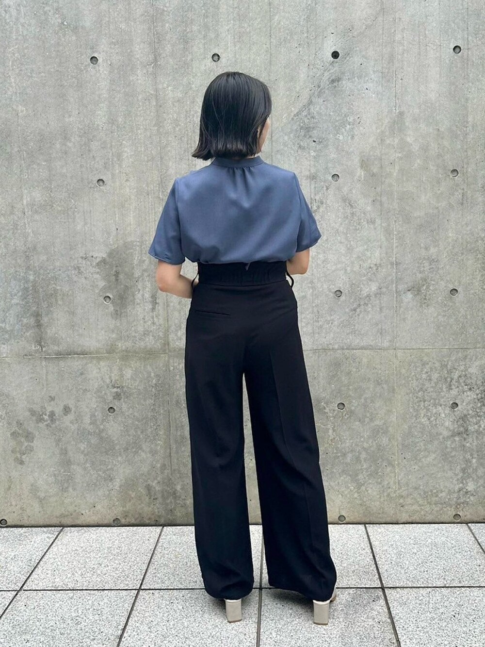 ブルー系のシャツ/ブラウス、ブラック系のスラックスを着用したレディースの春コーディネートの3枚目の写真