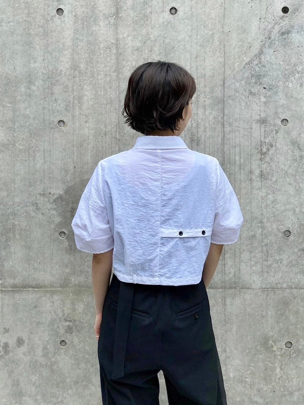 ホワイト系のシャツ/ブラウス、ブラック系のその他パンツを着用したレディースの春コーディネートの6枚目の写真