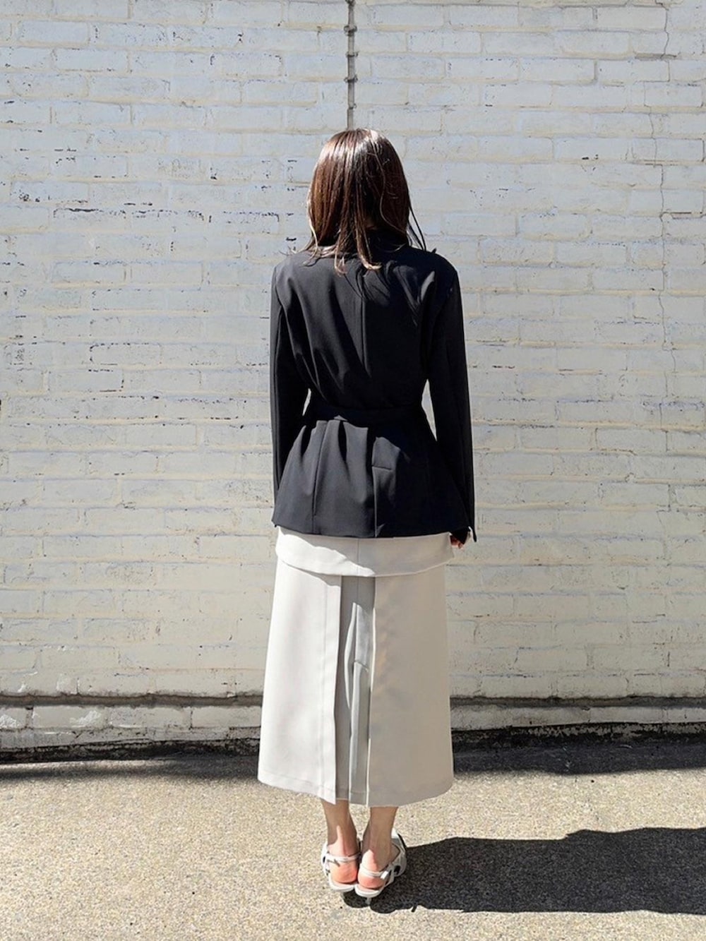 ブラック系のセットアップを着用したレディースの春コーディネートの3枚目の写真