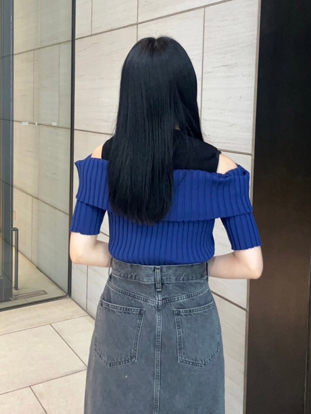 ブルー系のニット/セーターを着用したレディースの春コーディネートの6枚目の写真