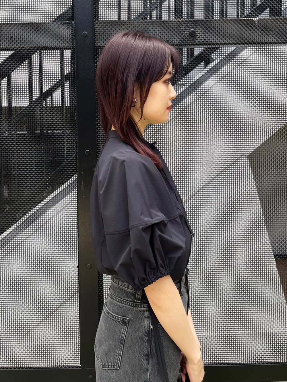 ブラック系のシャツ/ブラウス、ブラック系のデニムパンツを着用したレディースの春コーディネートの6枚目の写真