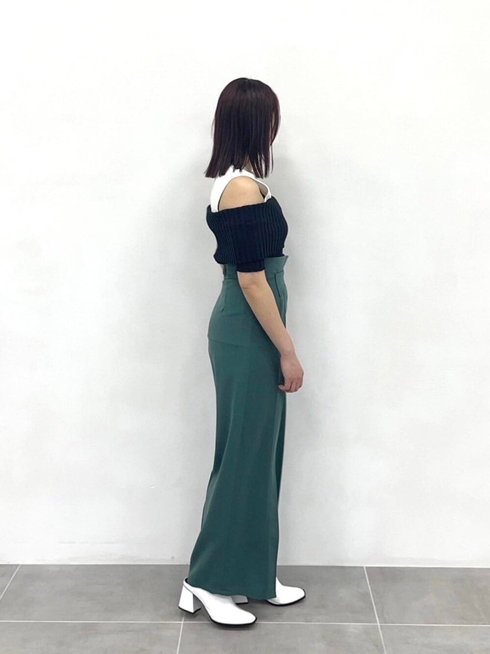 グリーン系のスラックス、ブラック系のニット/セーターを着用したレディースの春コーディネートの4枚目の写真