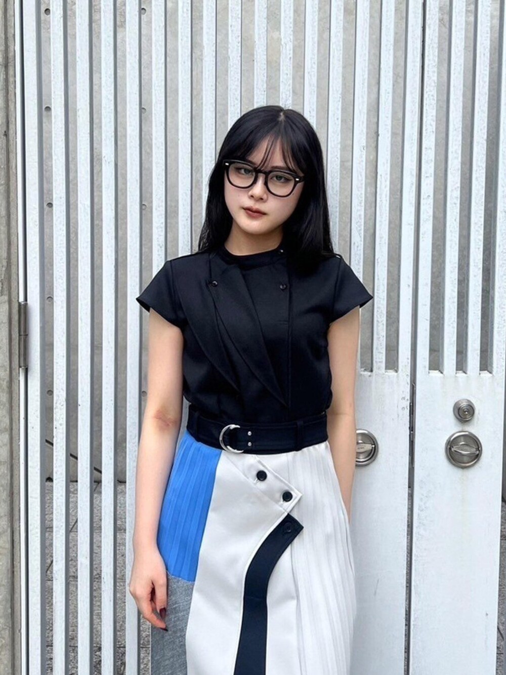 ブラック系のシャツ/ブラウス、ブルー系のスカートを着用したレディースの春コーディネートの5枚目の写真