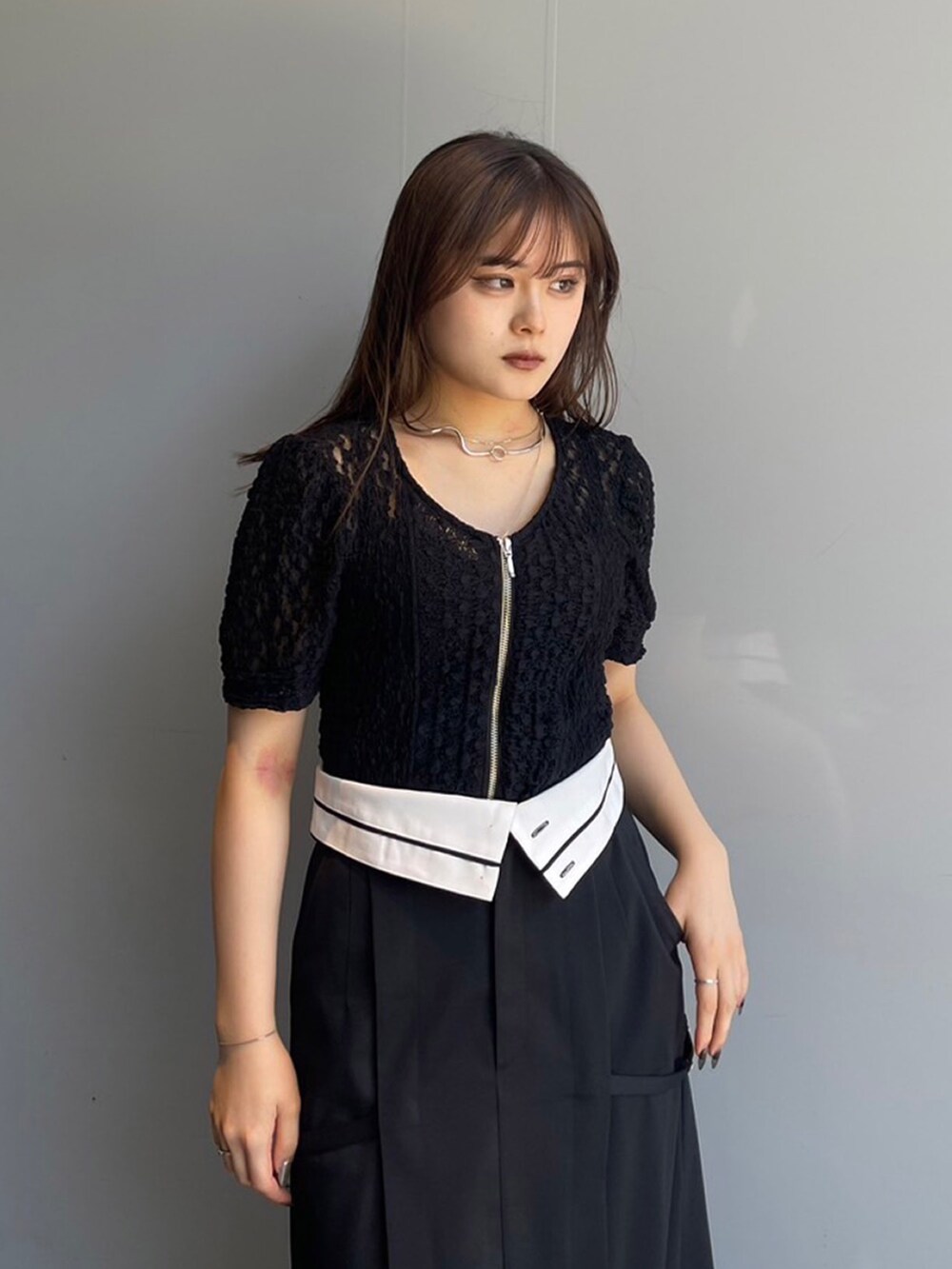 ブラック系のTシャツ/カットソー、ブラック系のスカートを着用したレディースの夏コーディネートの4枚目の写真