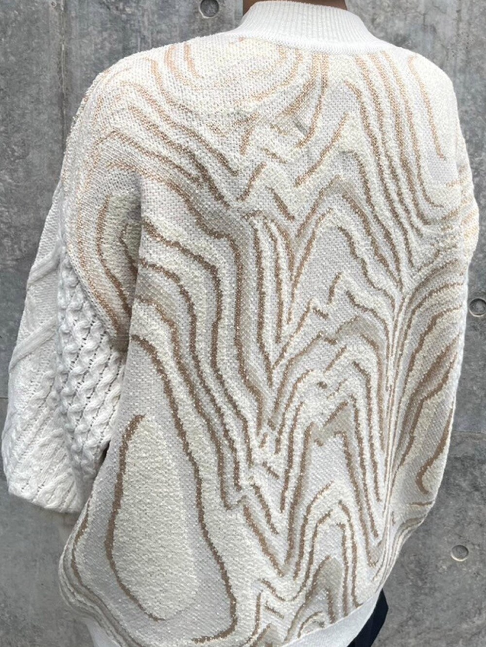 ホワイト系のニット/セーター、ブラック系のその他パンツを着用したレディースの秋コーディネートの6枚目の写真