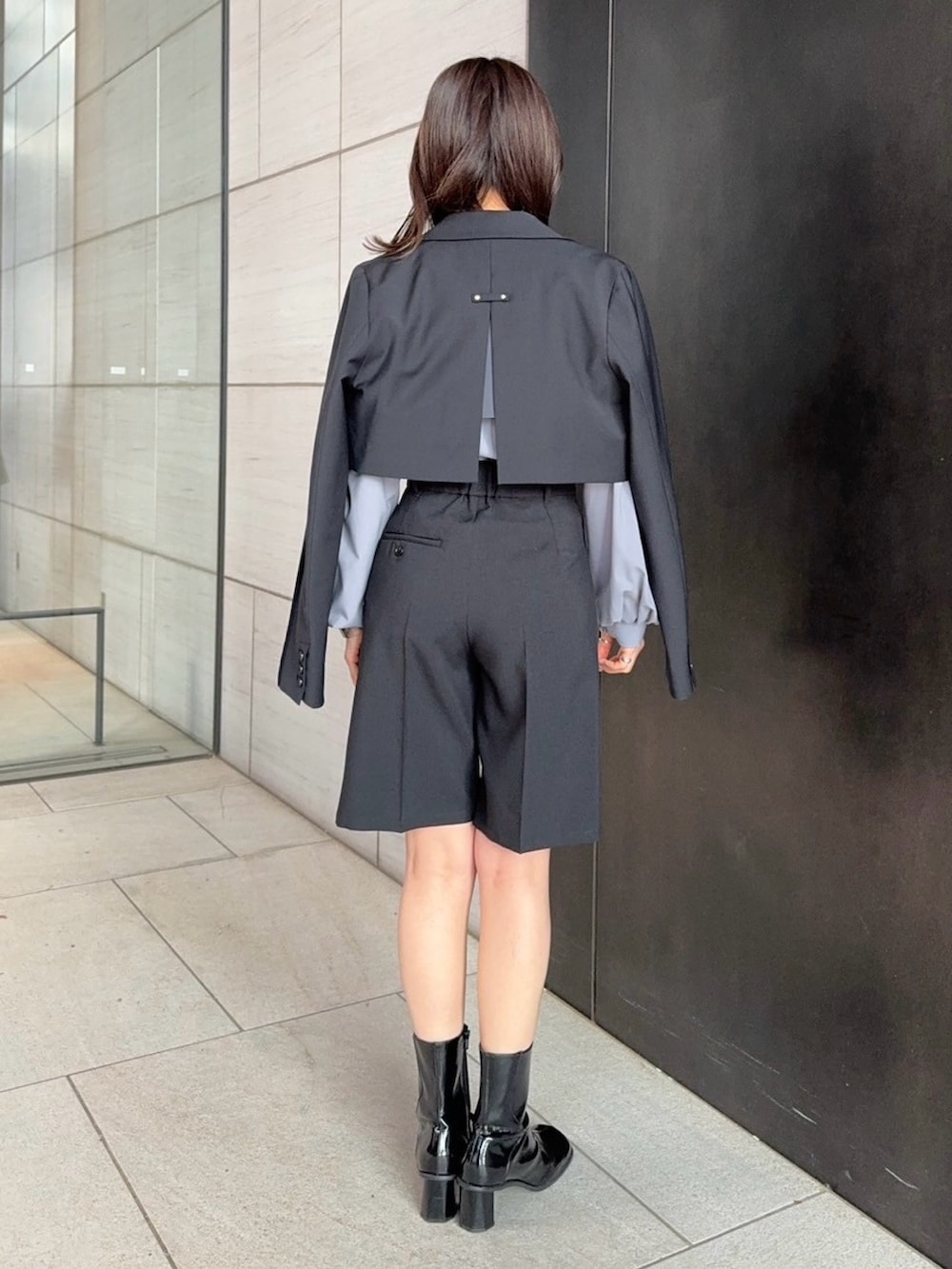 グレー系のシャツ/ブラウス、ブラック系のテーラードジャケット、ブラック系のその他パンツを着用したレディースの春コーディネートの3枚目の写真