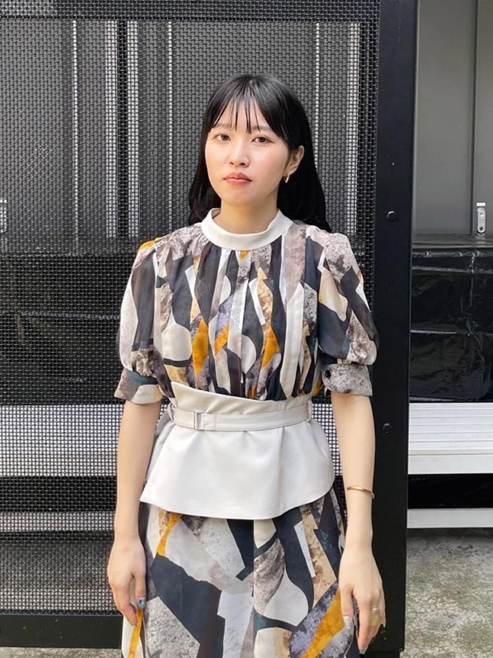 イエロー系のワンピースを着用したレディースの春コーディネートの4枚目の写真