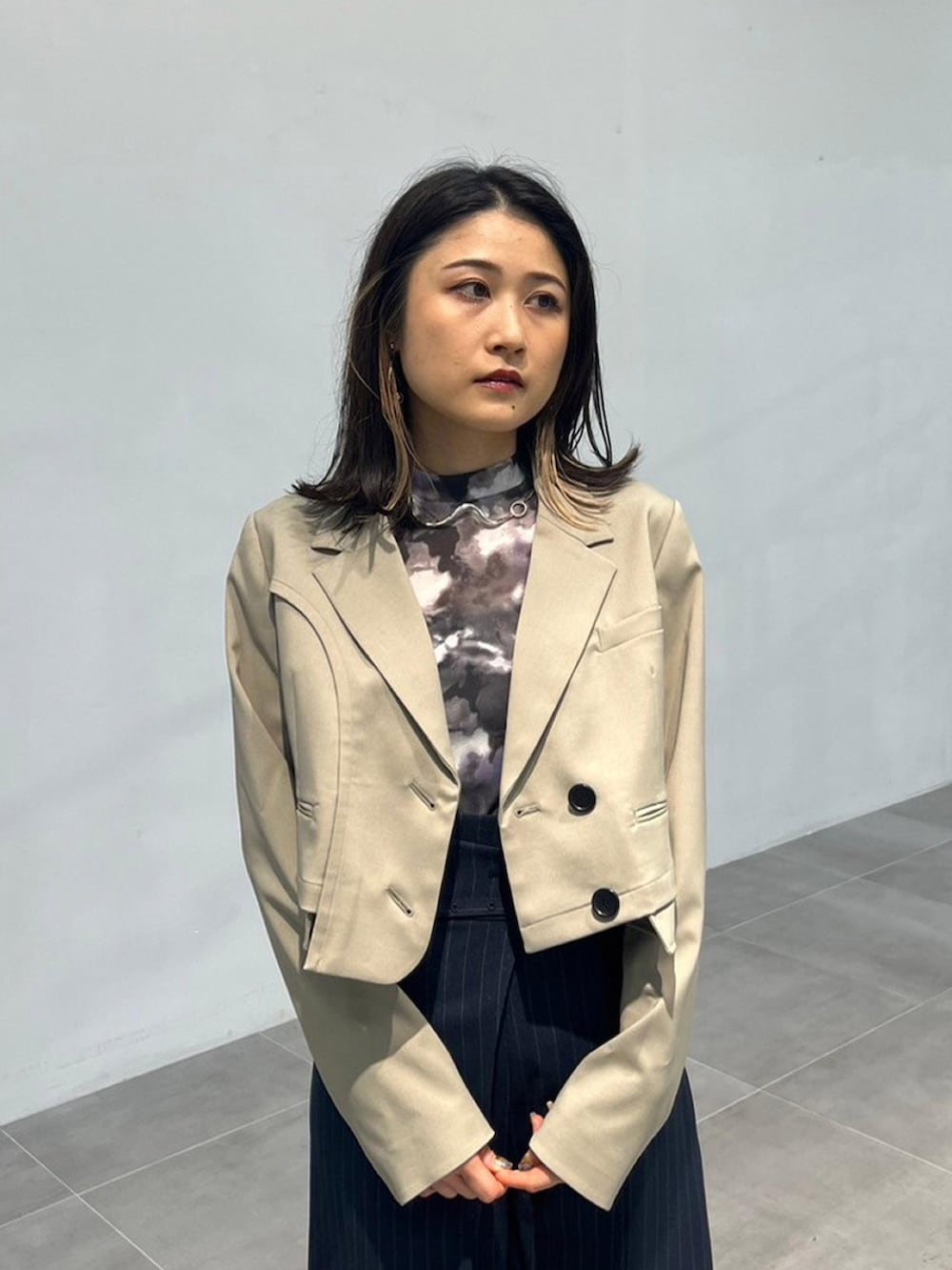 その他のスラックス、ベージュ系のテーラードジャケット、グレー系のTシャツ/カットソーを着用したレディースの秋コーディネートの4枚目の写真