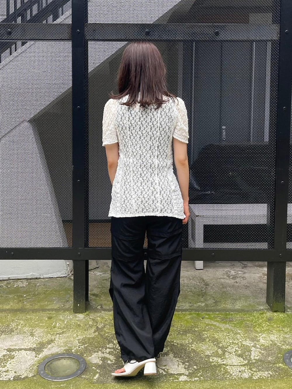 ホワイト系のTシャツ/カットソー、ブラック系のカーゴパンツを着用したレディースの春コーディネートの3枚目の写真