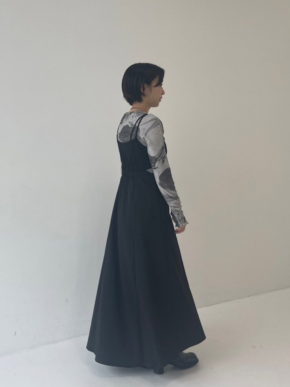 「UNITED TOKYOのサイドスリットキャミワンピース（ワンピース、ブラック系）」を使った、UNITED TOKYO STAFFさん（レディース・150cm）の秋コーディネートの3枚目の写真