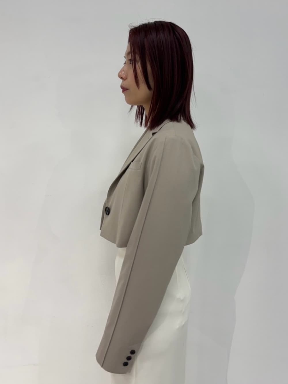 ベージュ系のテーラードジャケットを着用したレディースの春コーディネートの6枚目の写真
