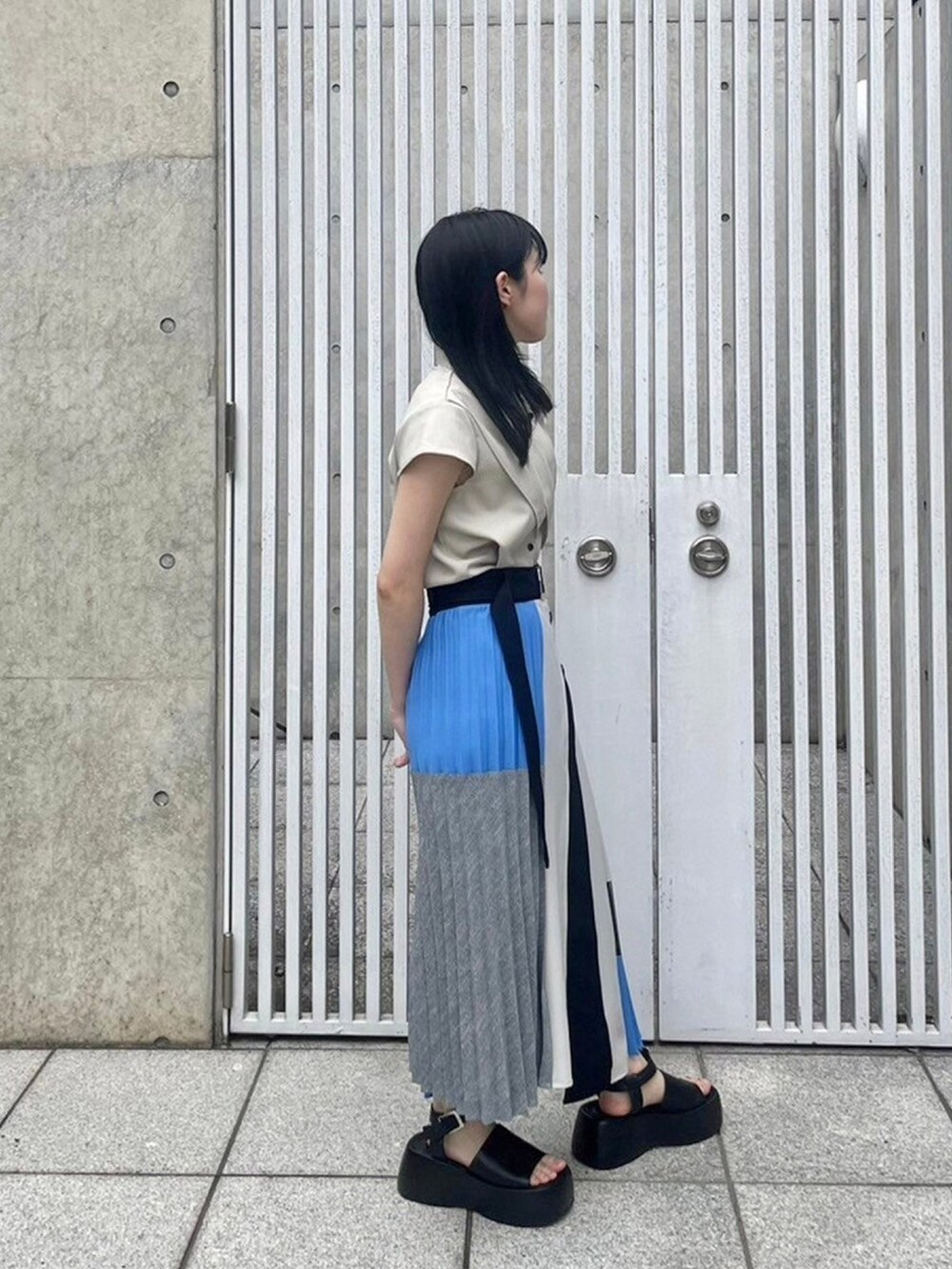 ベージュ系のシャツ/ブラウス、ブルー系のスカートを着用したレディースの春コーディネートの4枚目の写真