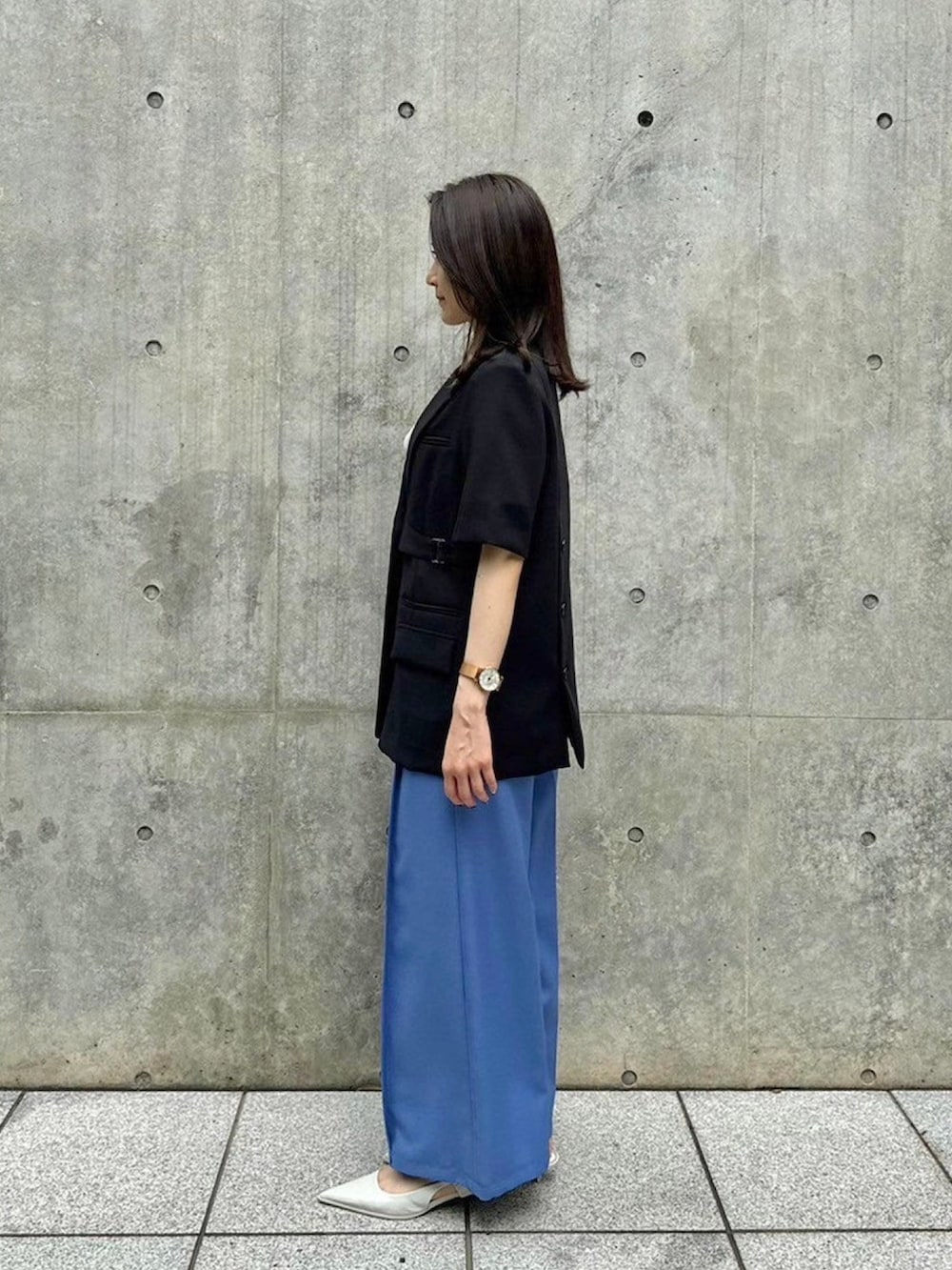 ブラック系のテーラードジャケットを着用したレディースの春コーディネートの2枚目の写真