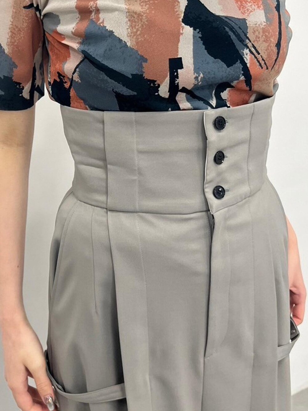 ベージュ系のTシャツ/カットソー、グレー系のスカートを着用したレディースの春コーディネートの9枚目の写真