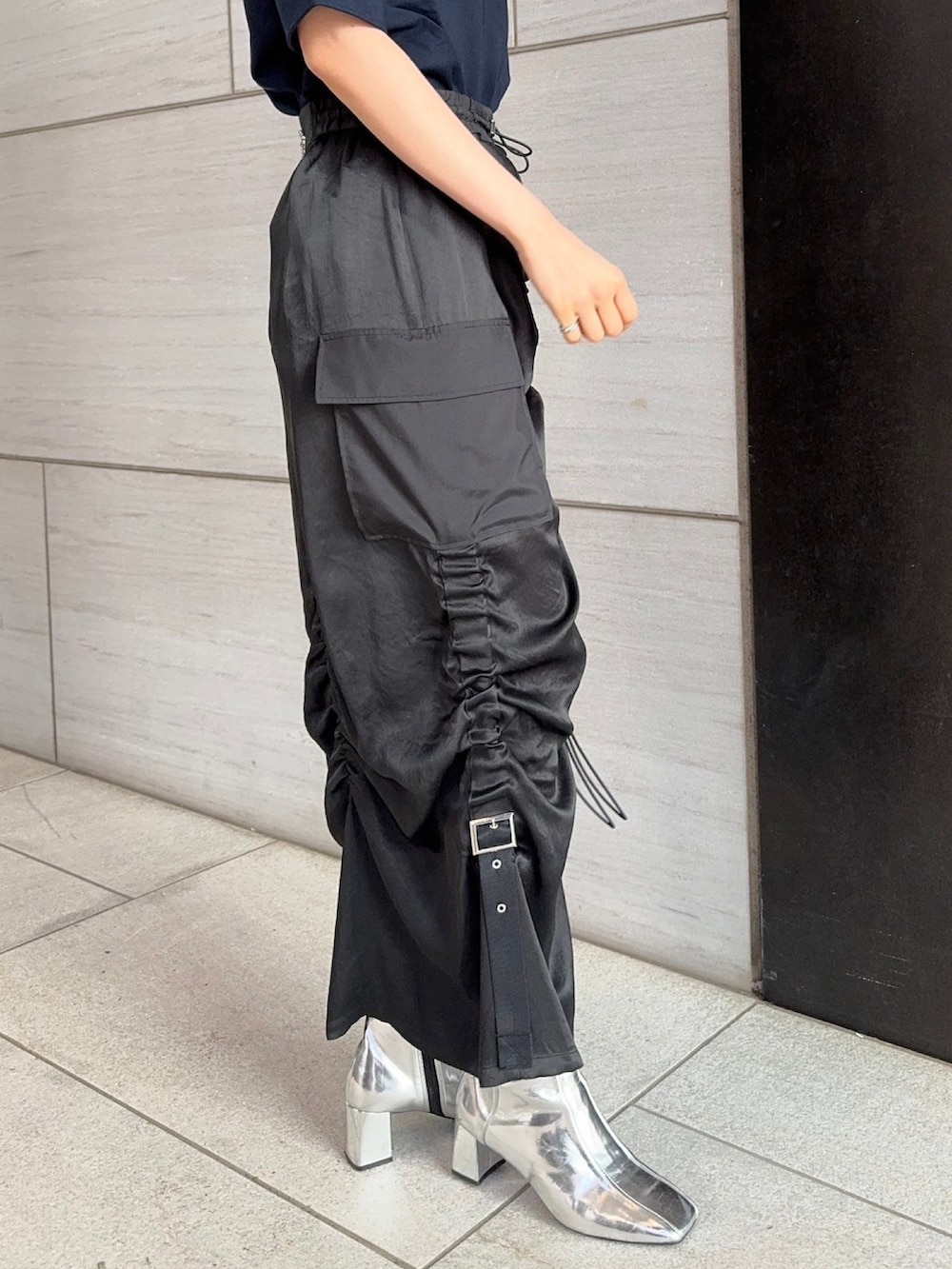 ブルー系のTシャツ/カットソー、ブラック系のスカートを着用したレディースの春コーディネートの7枚目の写真