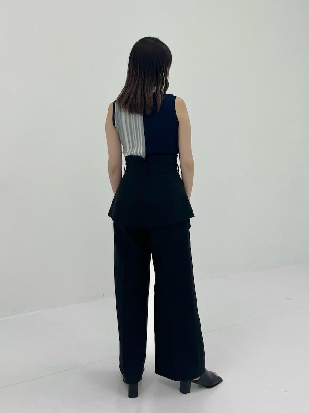 ブラック系のその他パンツ、ブルー系のニット/セーターを着用したレディースの夏コーディネートの2枚目の写真