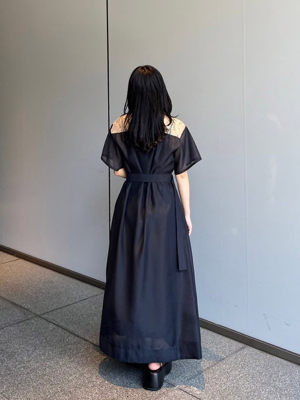 ブルー系のシャツワンピースを着用したレディースの夏コーディネートの3枚目の写真