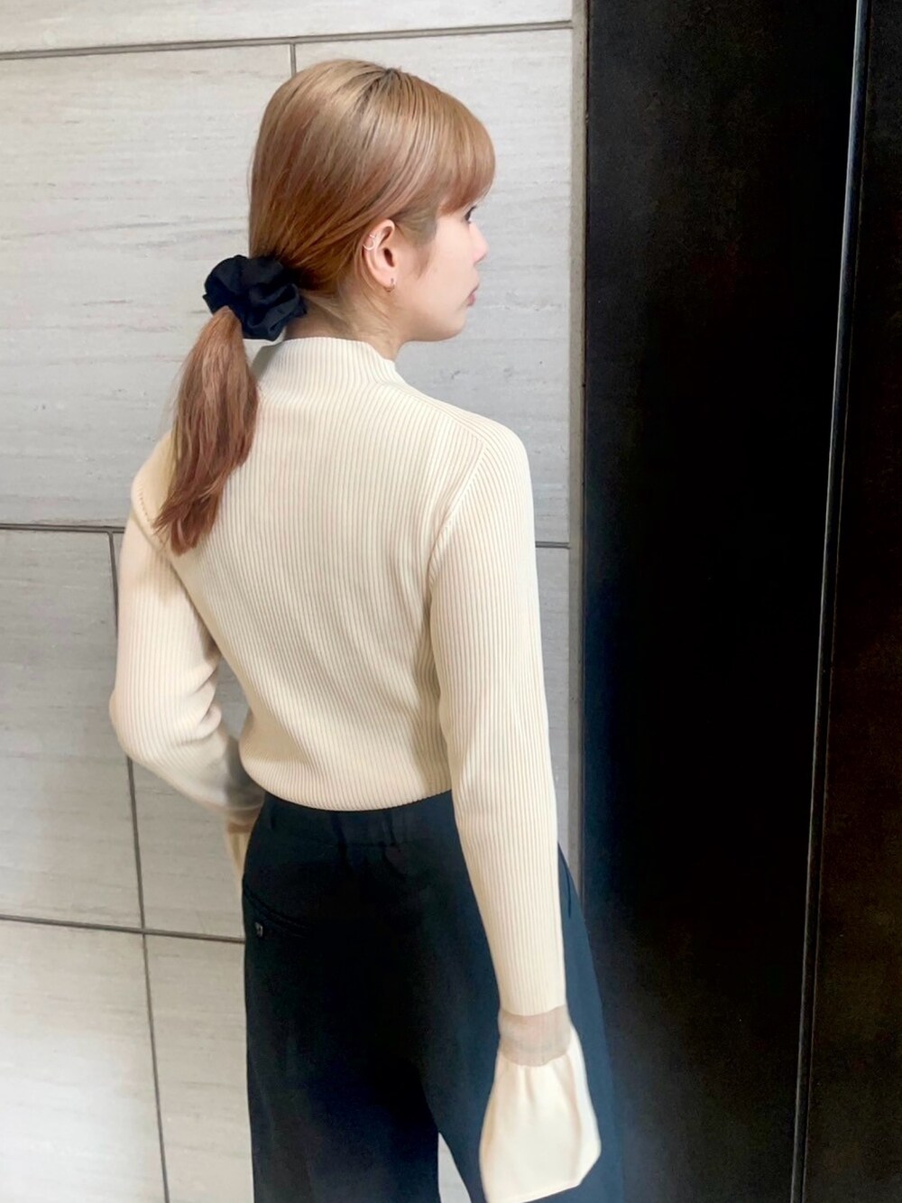 ブラック系のその他パンツ、ベージュ系のニット/セーターを着用したレディースの春コーディネートの6枚目の写真