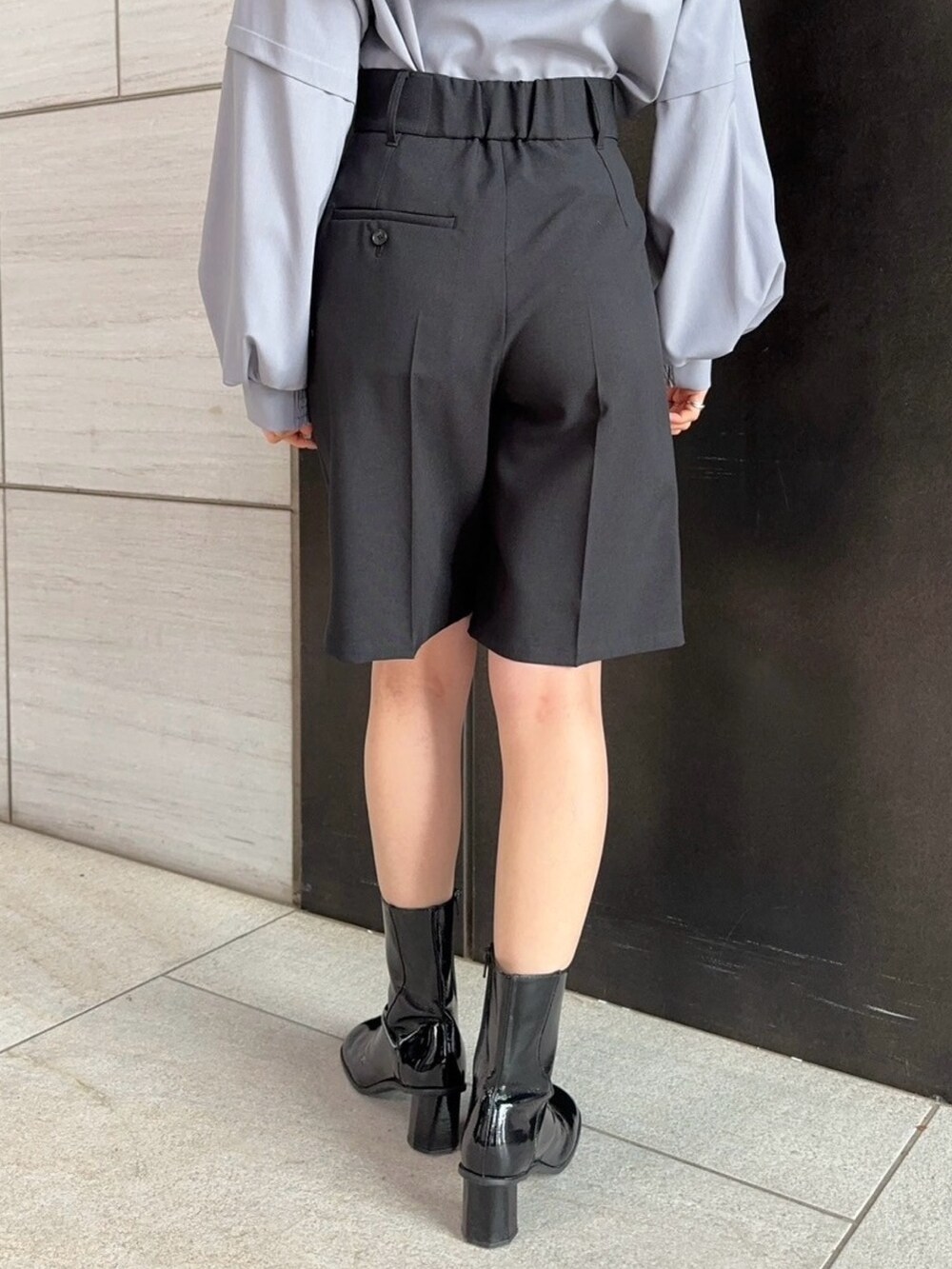 グレー系のシャツ/ブラウス、ブラック系のテーラードジャケット、ブラック系のその他パンツを着用したレディースの春コーディネートの8枚目の写真