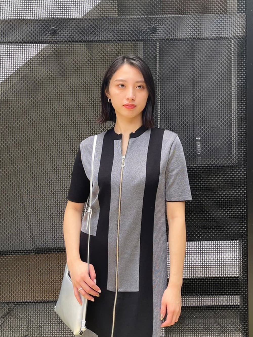 ブラック系のワンピースを着用したレディースの夏コーディネートの3枚目の写真