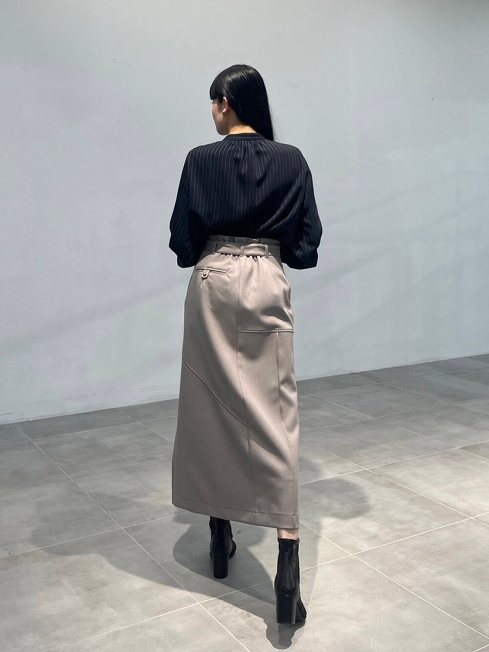 ブルー系のシャツ/ブラウス、グレー系のスカートを着用したレディースの秋コーディネートの2枚目の写真