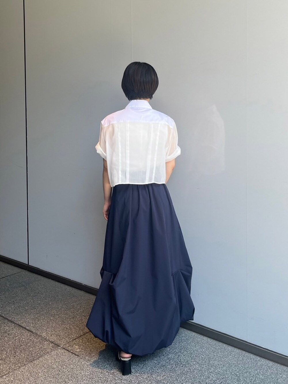 ホワイト系のシャツ/ブラウス、ブルー系のスカートを着用したレディースの夏コーディネートの2枚目の写真