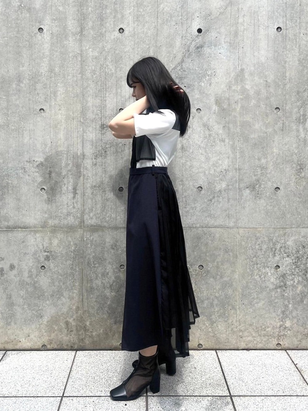 「UNITED TOKYOのシアードリームブロッキングワンピース（シャツワンピース、ブラック系）」を使った、UNITED TOKYO STAFFさん（レディース・157cm）の春コーディネートの2枚目の写真