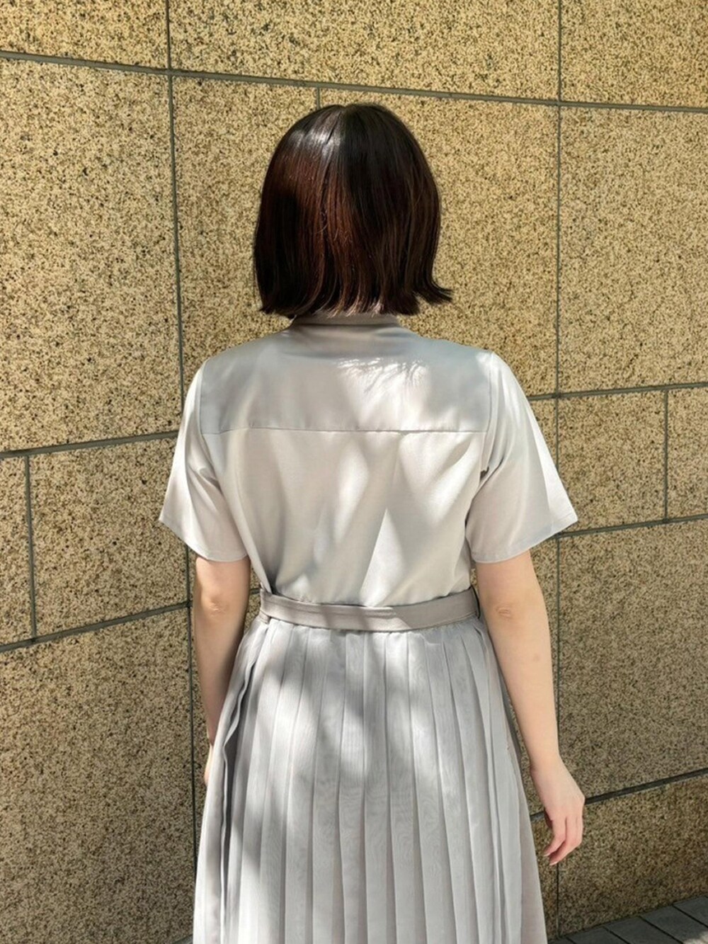 ホワイト系のシャツワンピースを着用したレディースの春コーディネートの6枚目の写真