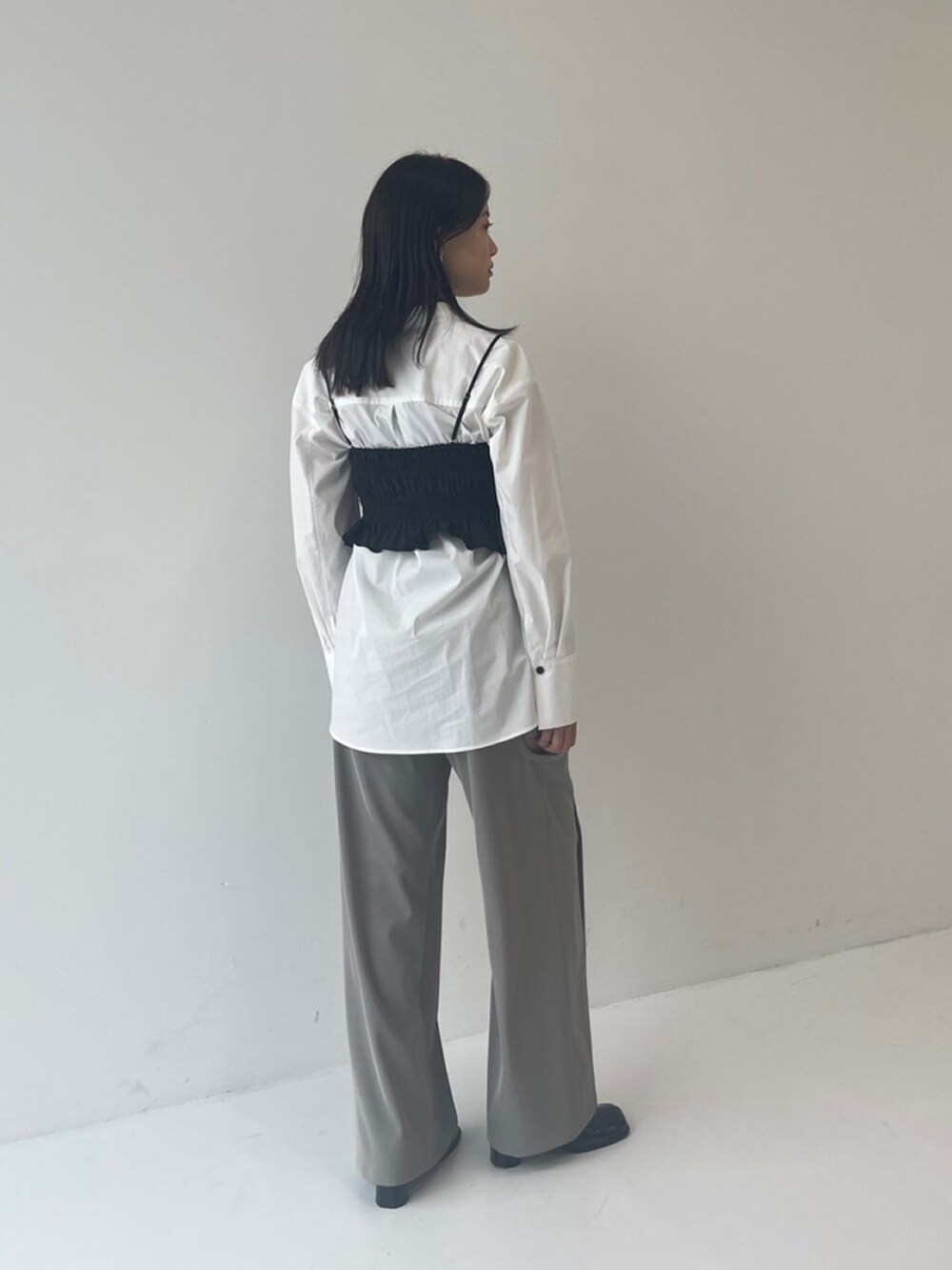 ホワイト系のシャツ/ブラウス、グレー系のその他パンツを着用したレディースの秋コーディネートの3枚目の写真