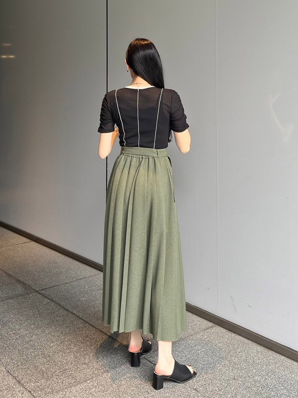 ブラック系のTシャツ/カットソー、グリーン系のスカートを着用したレディースの夏コーディネートの3枚目の写真
