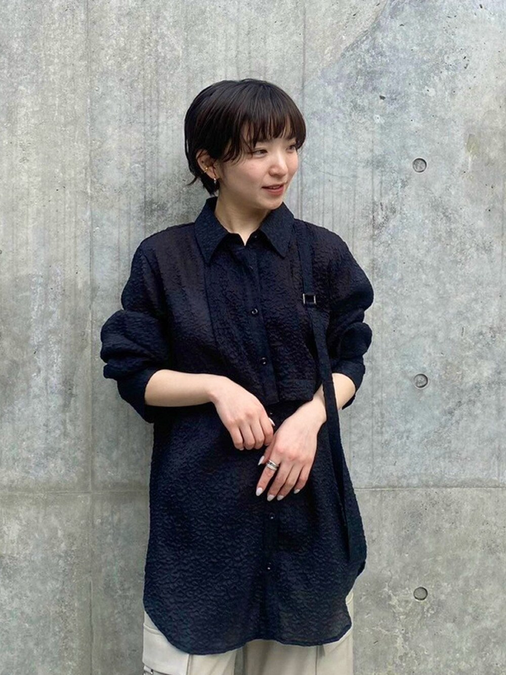 ベージュ系のカーゴパンツを着用したレディースの春コーディネートの5枚目の写真