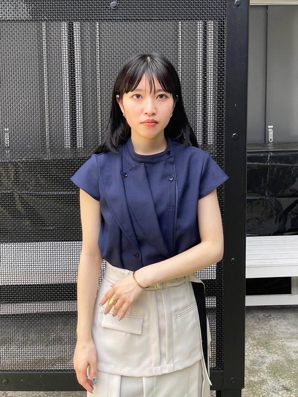 ブルー系のシャツ/ブラウス、ベージュ系のスカートを着用したレディースの春コーディネートの5枚目の写真