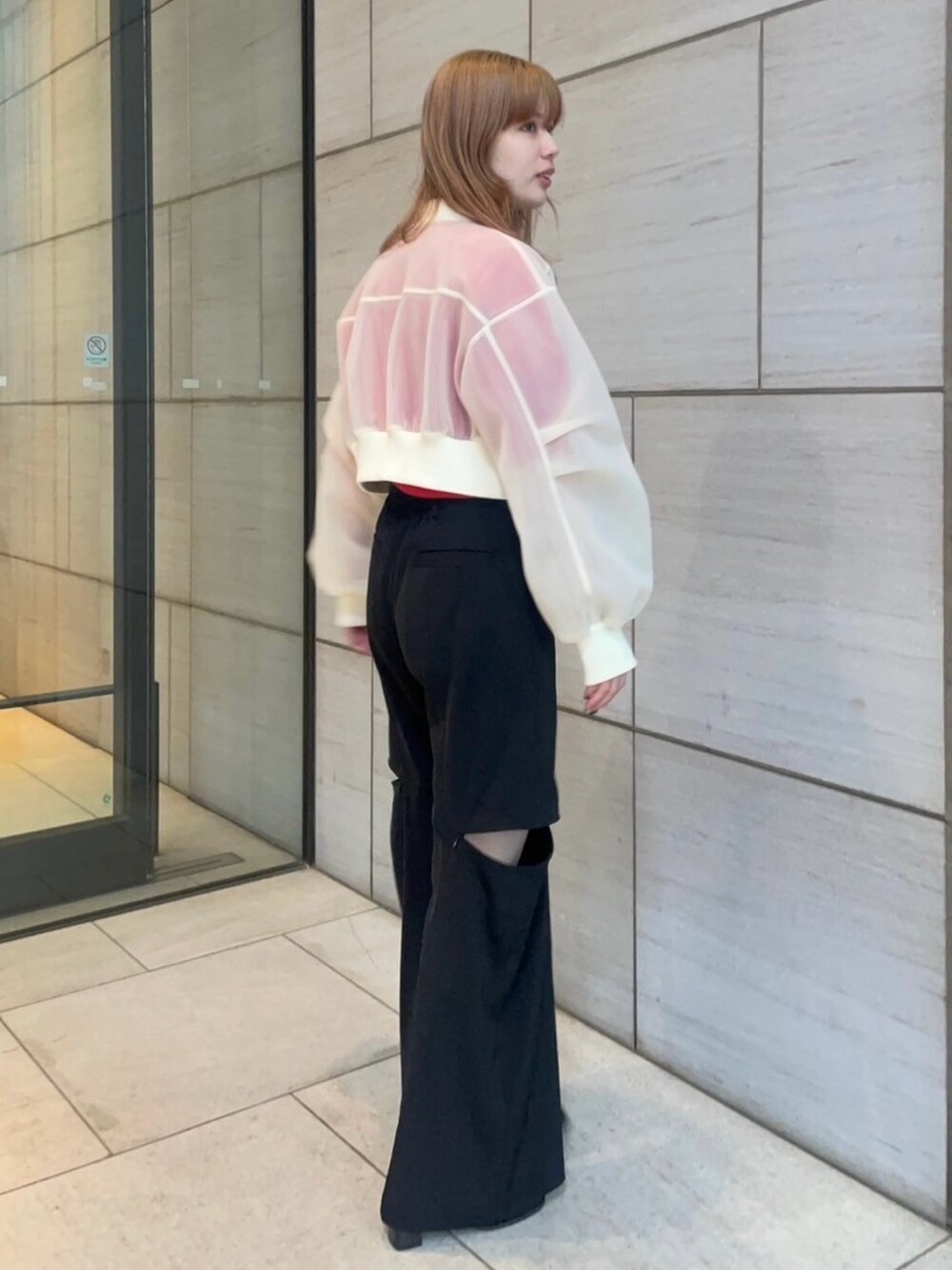 ベージュ系のブルゾンを着用したレディースの春コーディネートの3枚目の写真