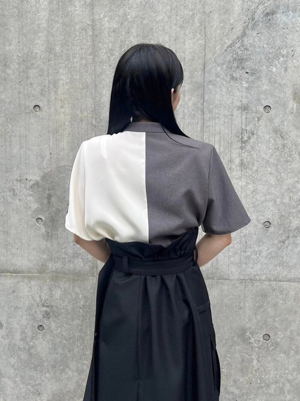 グレー系のシャツ/ブラウス、ブラック系のスカートを着用したレディースの春コーディネートの6枚目の写真