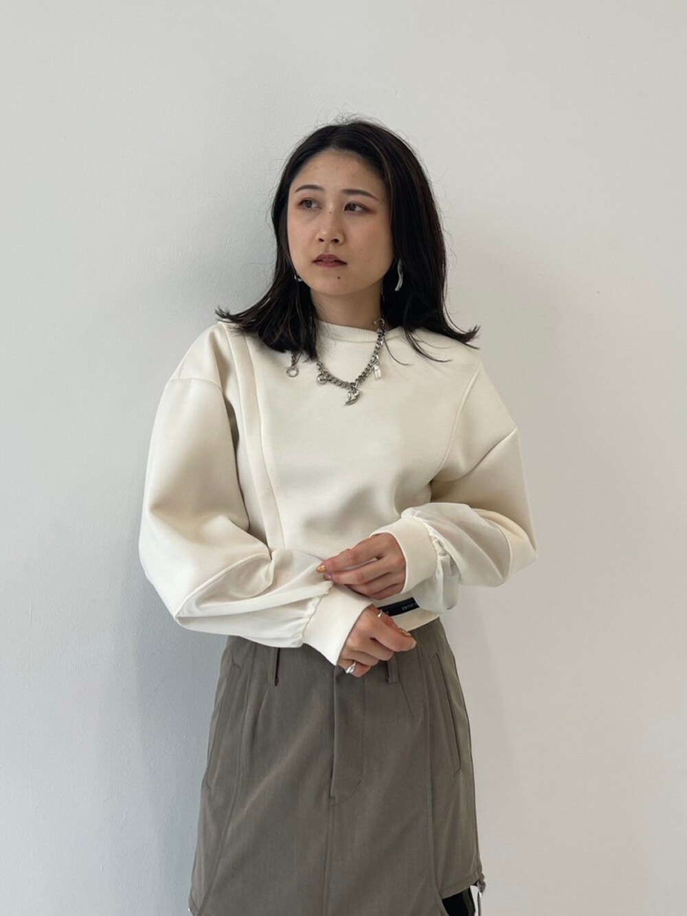 「UNITED TOKYOのマーベルトサイドホールスカート（スカート、ブラウン系）」を使った、UNITED TOKYO STAFFさん（レディース・158cm）の秋コーディネートの4枚目の写真