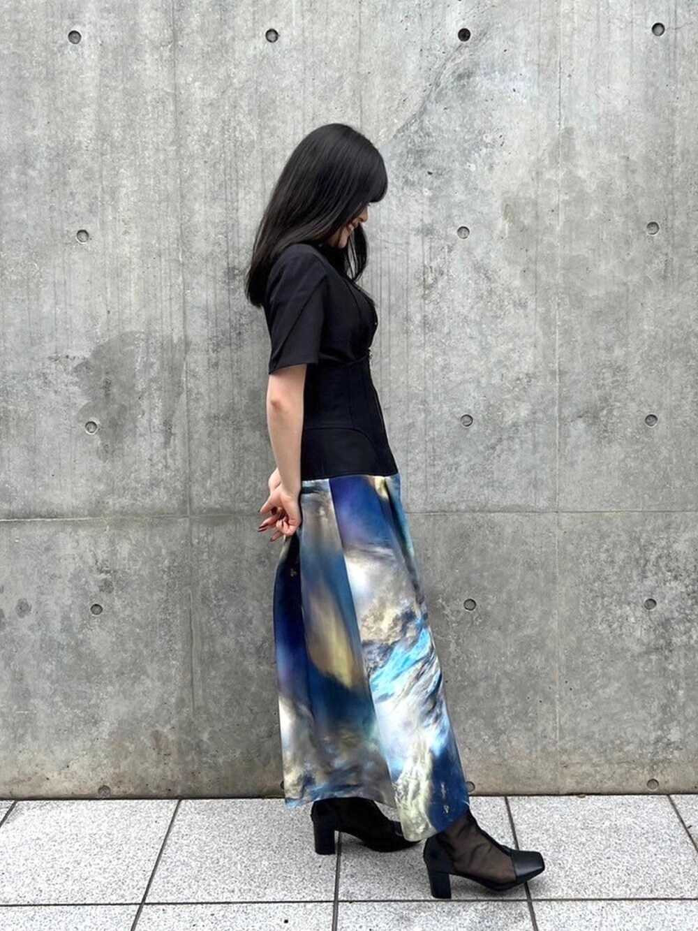 ブラック系のシャツ/ブラウス、その他のスカートを着用したレディースの春コーディネートの3枚目の写真