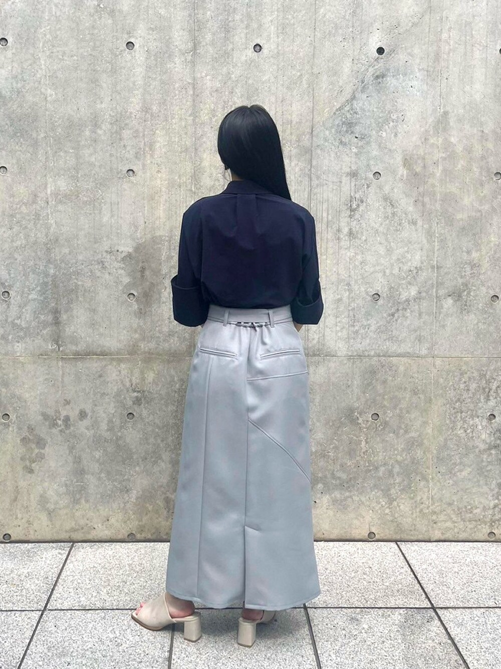 ブルー系のシャツ/ブラウス、グレー系のスカートを着用したレディースの春コーディネートの3枚目の写真