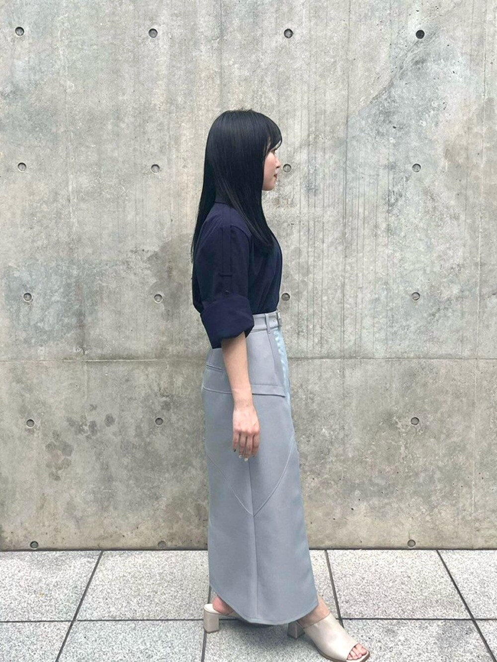 ブルー系のシャツ/ブラウス、グレー系のスカートを着用したレディースの春コーディネートの4枚目の写真