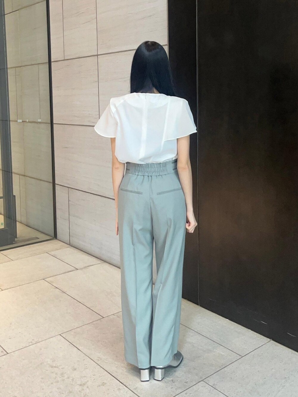 ホワイト系のシャツ/ブラウス、グリーン系のスラックスを着用したレディースの春コーディネートの3枚目の写真