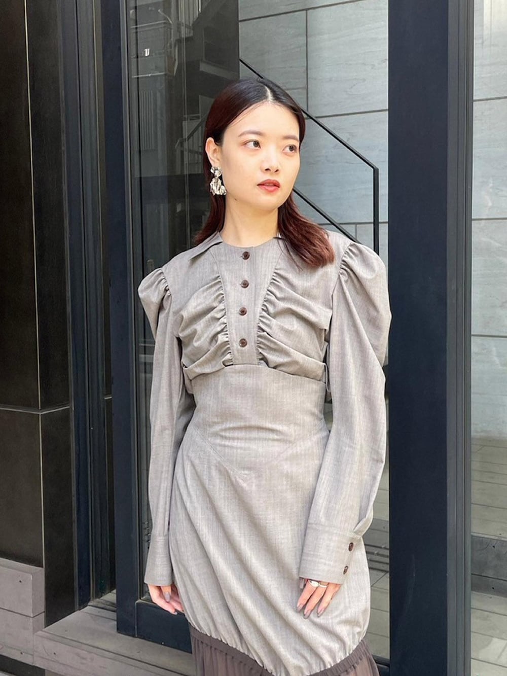 ベージュ系のシャツ/ブラウス、ベージュ系のスカートを着用したレディースの秋コーディネートの3枚目の写真