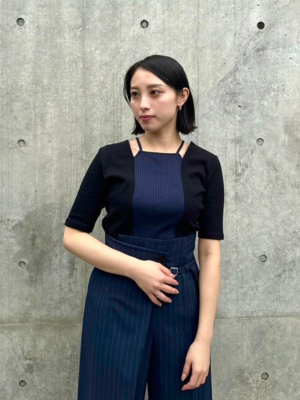 ブラック系のTシャツ/カットソー、その他のスラックスを着用したレディースの春コーディネートの5枚目の写真