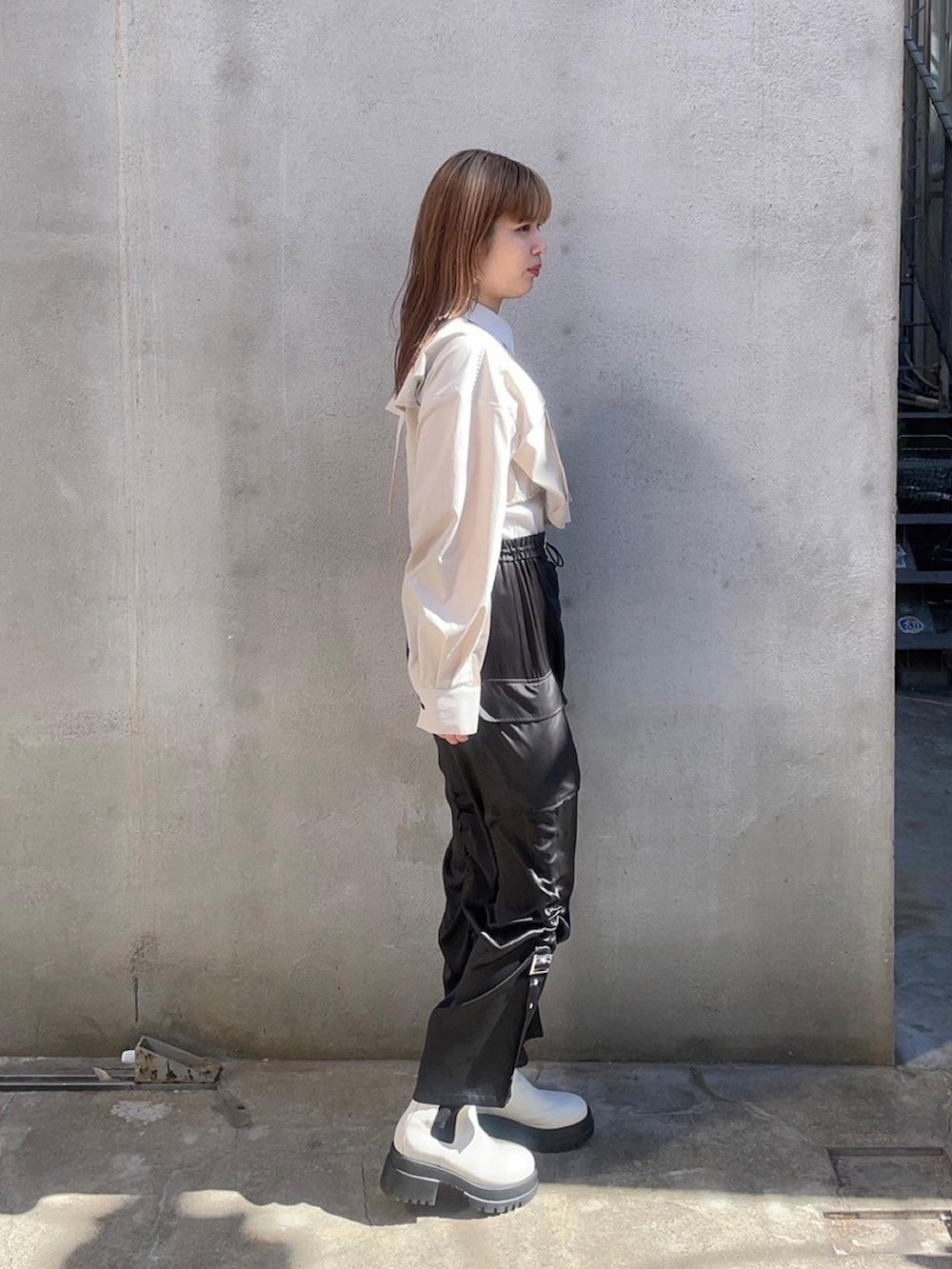 ベージュ系のシャツ/ブラウス、ブラック系のスカートを着用したレディースの春コーディネートの4枚目の写真