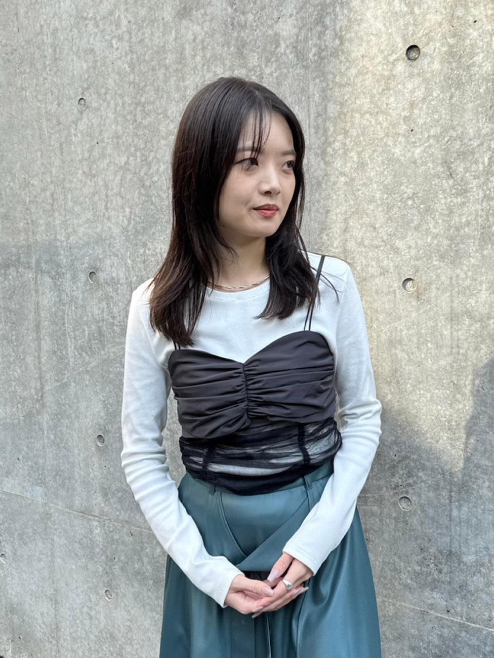 「UNITED TOKYOのギャザービスチェコンビTEE（Tシャツ/カットソー、ホワイト系）」を使った、UNITED TOKYO STAFFさん（レディース・163cm）の秋コーディネートの4枚目の写真