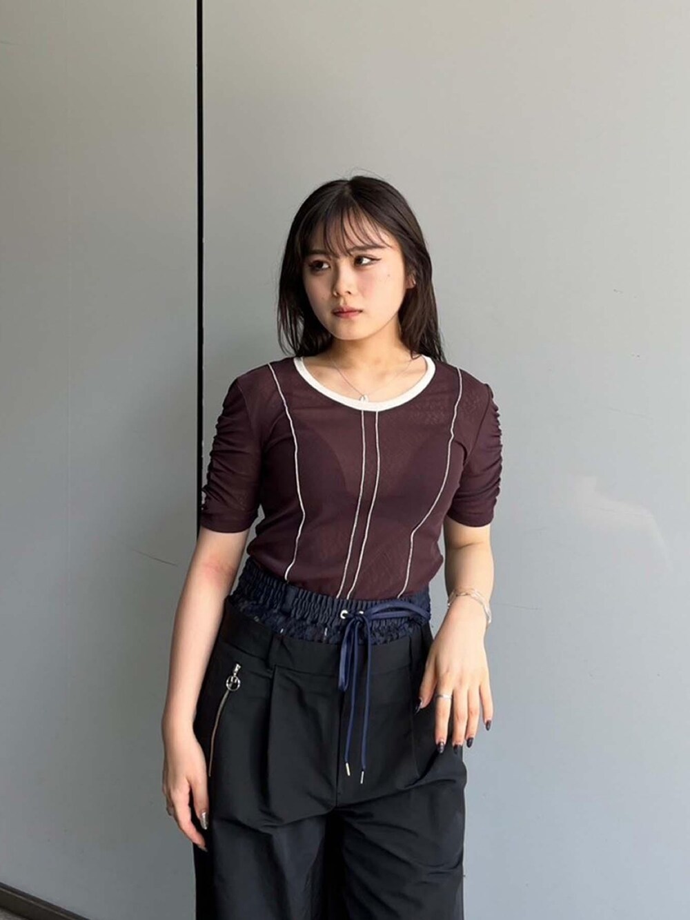 ブラウン系のTシャツ/カットソー、ブラック系のその他パンツを着用したレディースの夏コーディネートの5枚目の写真