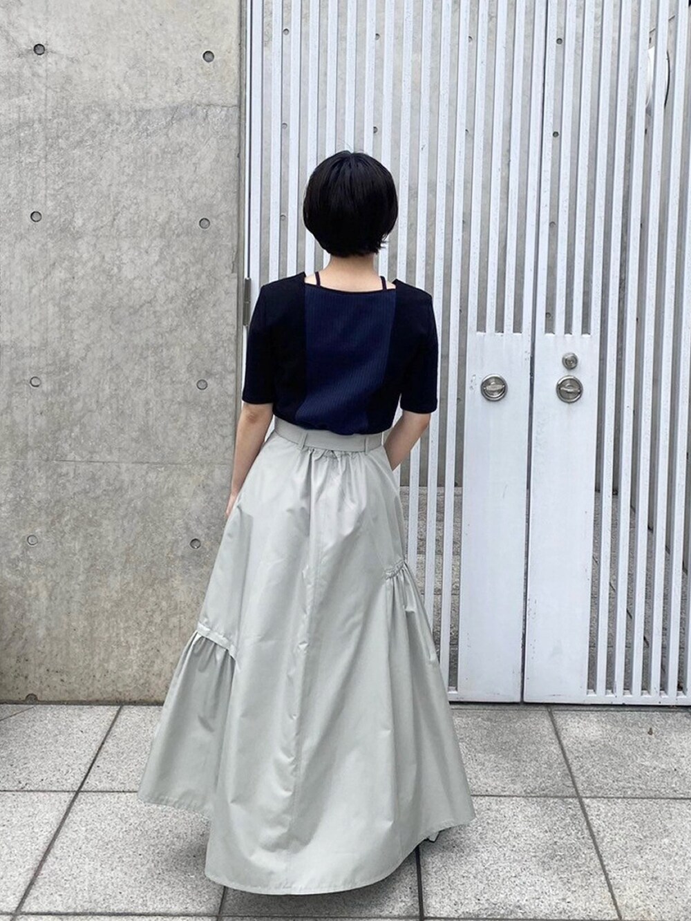 ブラック系のTシャツ/カットソーを着用したレディースの春コーディネートの3枚目の写真