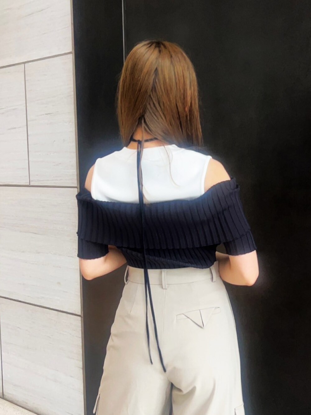 ベージュ系のカーゴパンツ、ブラック系のニット/セーターを着用したレディースの春コーディネートの6枚目の写真