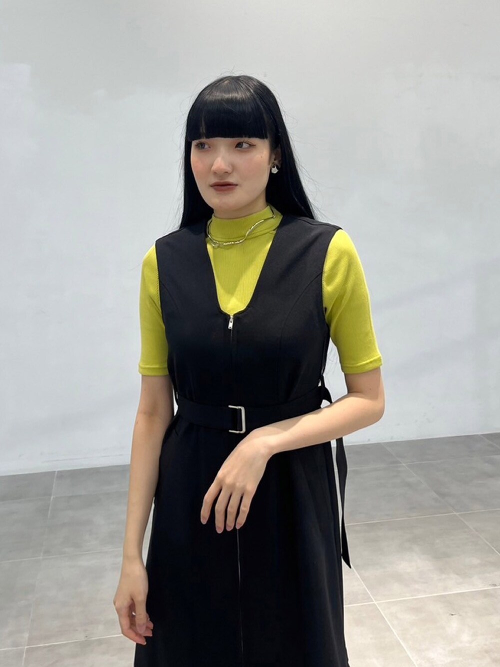 ブラック系のワンピース、グリーン系のTシャツ/カットソーを着用したレディースの秋コーディネートの4枚目の写真