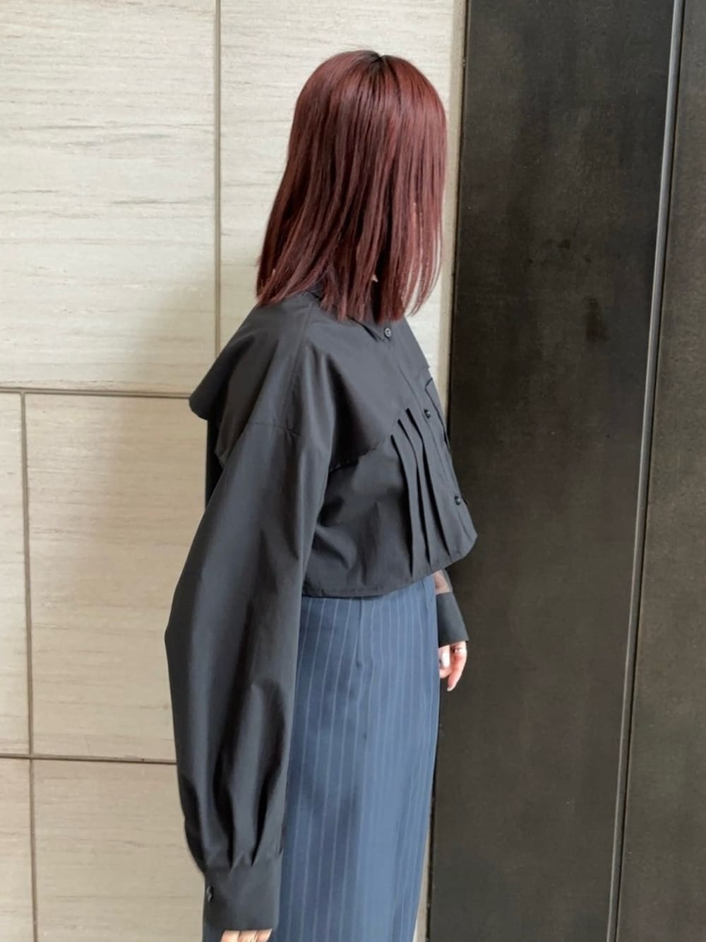 ブラック系のシャツ/ブラウス、その他のスラックスを着用したレディースの春コーディネートの7枚目の写真